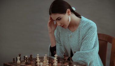 wanita yang sedang memikirkan pergerakan bidak catur