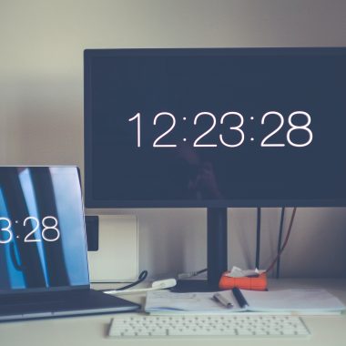 tampilan jam di layar monitor dan laptop